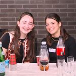 202509625 Barbecue de helpersters bij de bar