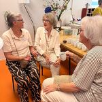 20250972 Een onderonsje van gastvrouwen