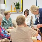 Gastvrouwen voorzien iedereen van koffie en thee nr. 20230936