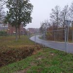 Bouwweg met veiligheidshekken   nov 2020 hjm