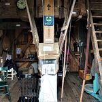  de meelpijp, door deze vierkantige houten koker (met oude vlag van Rosmalen) komt het meel vanuit de stenen naar beneden. Via de maalbak belandt het in d-23 Andre Bijker
