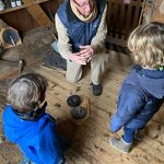 Kinderen krijgen uitleg in de molen van Frans Hollander, de molenaar