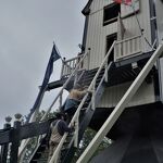 bezoekers klimmen naar boven foto Ted van der Loo