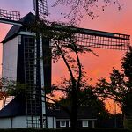 20231061 A Foto van de lucht bij de molen vertelt een verhaal. Deze sprak een beetje melancholieke hoop uit. Hoop op een mooie herfstdag wellicht! nr. 20231061 A 