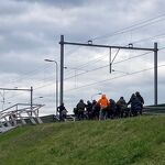 Scholieren wachten op elkaar om dan samen naar school te fietsen. Ze stonden op het Zangfietspad ( Bevrijdingspad) nr. 202304234 A 
