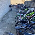 Fietsen naast de school Troubadour nr. 20230505 A 
