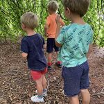 Drie kinderen vol bewondering over de beuk in de Bredestraat die als een hut om hen heen hangt nr. 20231056 A