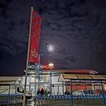De maan boven winkelcentrum Molenhoek nr. 20231164 A 