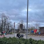 Kinderen fietsen 's morgens naar school langs de rotond bij de Laurentiuskerk nr. 20240319 A
