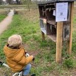 Vol bewondering voor de bloemzadenbieb in het kanaalpark nr. 20240345 A