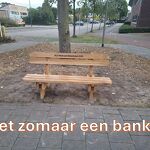 202509400 bankje bij de kerk