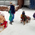Kinderen bij de ingang van De Bies februari 2021 Toos van Opstal