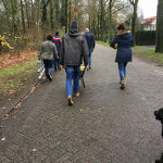 Op weg met de nestkastjes door de Heer en Beekstraat.