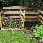 Komposthoop in de tuin nr. 202404725