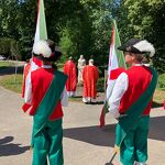 Samen met het gilden worden de bloemen van de dienst naar Birgitta gebracht nr. 20250613