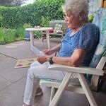 Riet Veltman leest haar gedicht voor in de Rode Poort nr. 20260509 