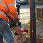 Fixeren van de zojuist geplaatste LEd lantaarnpaal