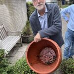 202509018 slak in de bloempot