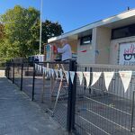 20250909 Ad van Vark hangt vlaggetjes op