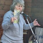 nr. 202404490 Jeanine draagt voor uit nieuwe bundel